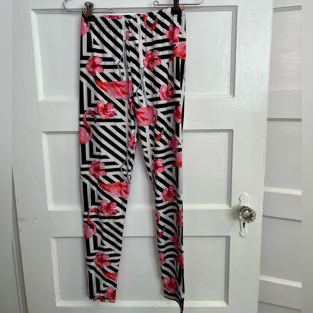 Black and white print leggings with pink hibiscus and flamingos - one size